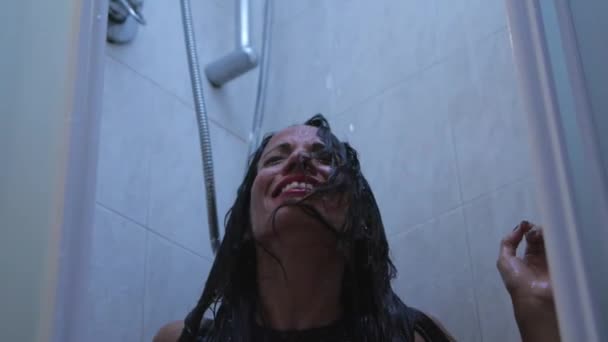 Dívka ve sprše pláč oblečený