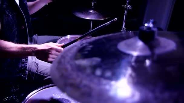 Člověk hraje na bicí — Stock video