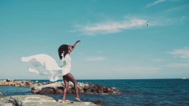 Black girl on the sea — Stock Video