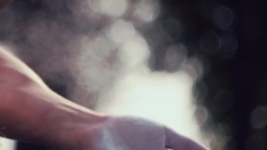 Toz sallayarak elleri