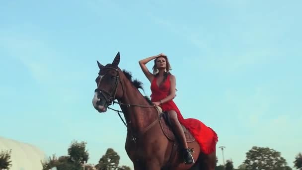 Dziewczyna ujeżdżająca konia — Wideo stockowe