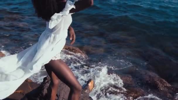 Ragazza nera sul mare — Video Stock