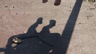 Küçük kız parkta ayarla bir salıncak üzerinde sallanan.
