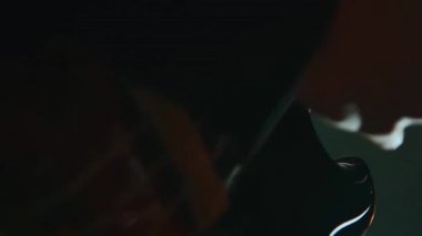 Gitar çalma yakın çekim. Gitarist gitar dizeleri hits.