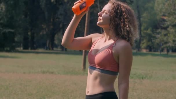 Jeune femme après le jogging — Video