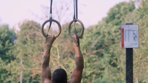 Atleta entrena en los anillos — Vídeo de stock