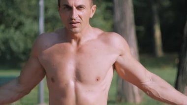 Genç bir ip ile çalışmaları yapan erkek spor