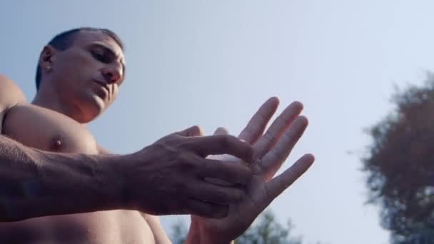 Γυμναστήριο άνδρας αθλητής χέρια παλαμάκια Αθλητικός τύπος σκόνη κιμωλίας προετοιμασία προπόνηση — Αρχείο Βίντεο