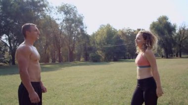 Genç kız Genç bir adamın vücudunda bir spor şişe su dökülen