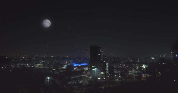 Volle maan over nacht stad — Stockvideo