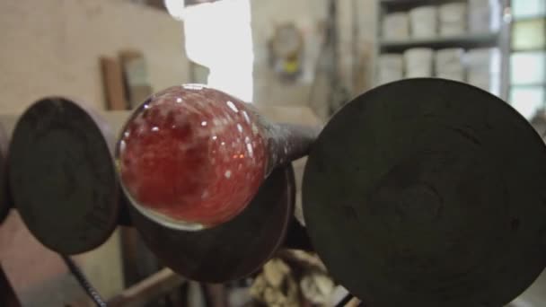 Procédé de fabrication de verrerie  . — Video