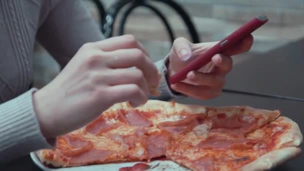 Young beautiful woman eating pizza in cafe — Stock Video
