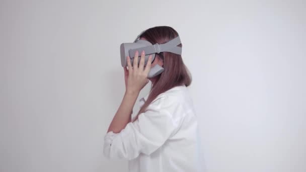 Γυναίκα χρησιμοποιεί ένα γυαλιά εικονικής πραγματικότητας — Αρχείο Βίντεο