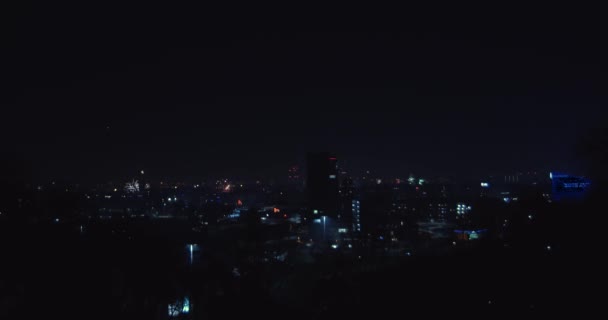 Silvesterfeuerwerk über der Stadt — Stockvideo