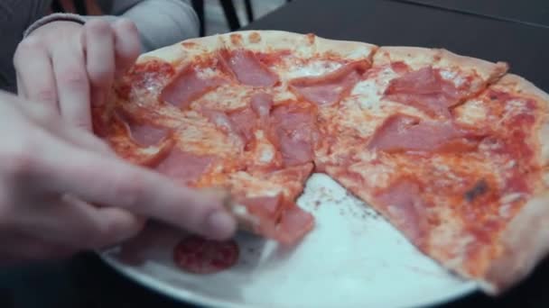 吃披萨的年轻女人 — 图库视频影像