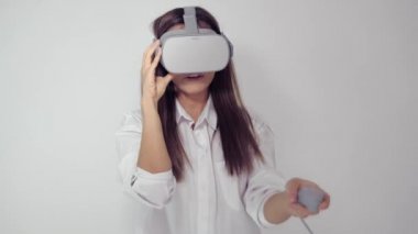 VR gözlüklü genç kadın