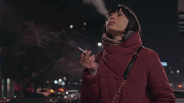 Close up vista de mulher morena fumando cigarro — Vídeo de Stock