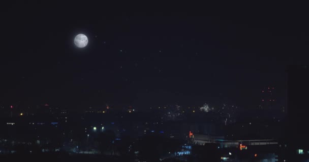 Panorama de la ciudad nocturna por la noche en Milán. Luna llena. Estrellas centelleantes — Vídeos de Stock