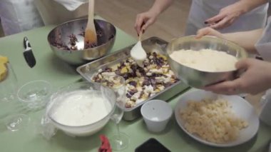 İtalyan mor lahanalı lazanya, bolonez sosu, mascarpone peyniri ve parmesan peyniri. Yemek tarifi