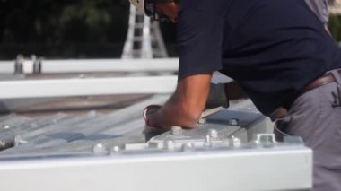 Alüminyum yapıların kurulumu. Geçici bir yapı. Kurulum işi. İş anlayışı, iş profesyonelliği. Como şehri. İtalya 14.05.2019