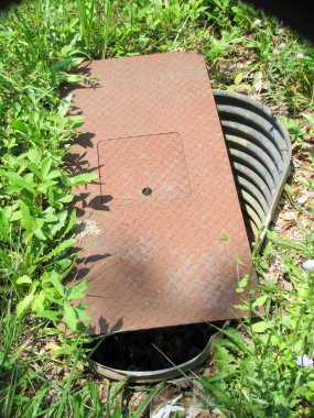 Johnson City, Tennessee - ABD - 07-03-2011 - Metal kaplı delik ve Rusty kapağı