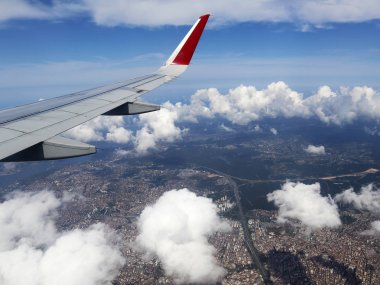 Uçak penceresinden İstanbul manzarası, Türkiye. Uçağın, bulutların, mavi gökyüzünün ve Dünya'nın kanatlarındaki uçak porthole'undan görüntüleyin.