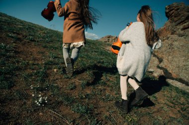 Günbatımında koşan iki küçük kız kardeş