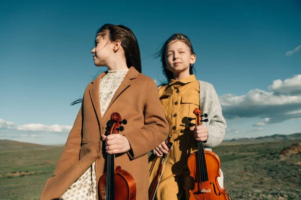 Dois Irmãozinhos Com Violinos Sentindo Liberdade Pôr Sol — Fotografia de Stock