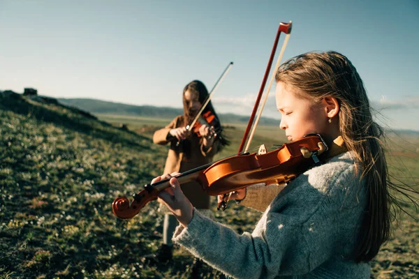 Duas Garotas Jogando Violinos Pôr Sol — Fotografia de Stock