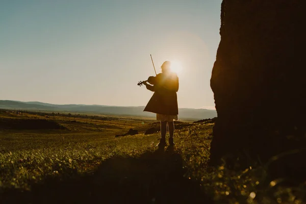 Маленька Дівчинка Грає Скрипці Заході Сонця — стокове фото