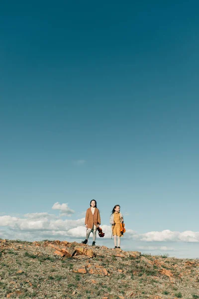 Дві Маленькі Сестри Скрипками Відчувають Свободу Скелястому Пагорбі Заході Сонця — стокове фото