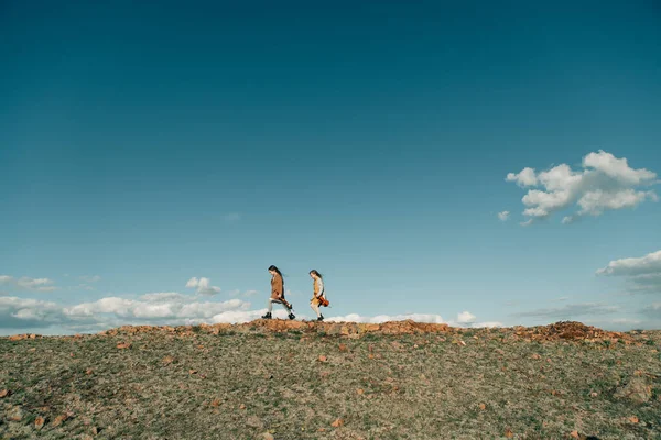 Дві Дівчини Скрипками Ходять Скелястому Пагорбі Заході Сонця — стокове фото