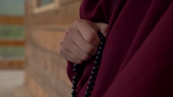 多云的日子里 佛教僧人在外面祷告 — 图库视频影像