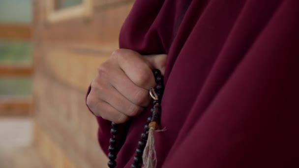 Moine Bouddhiste Priant Dehors Jour Nuageux — Video