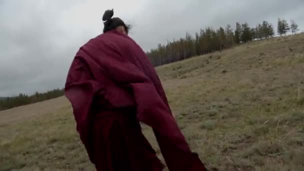 Boeddhistische Monnik Wandelen Een Gras Winderige Dag — Stockvideo