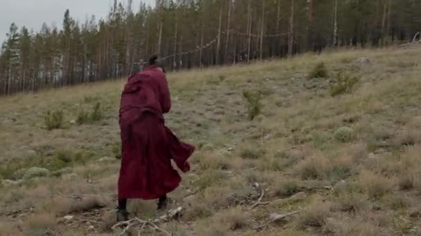 Buddyjski Mnich Zbierający Zioła Medycyny Pochmurny Dzień — Wideo stockowe