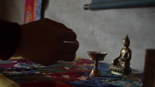 Буддійський Чернець Запалює Піктограму Лампу Всередині — стокове відео