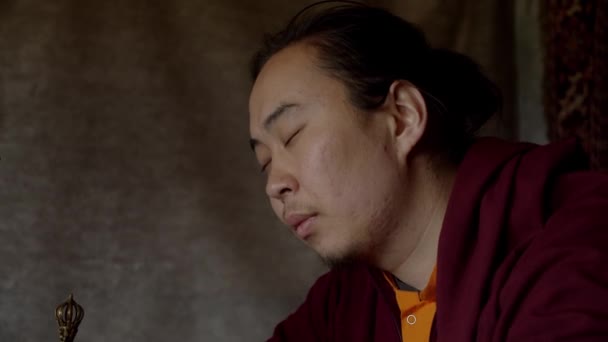 佛教僧人在小木屋里祷告 — 图库视频影像