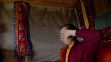 Budist keşiş nefes alma pratiği yapıyor.