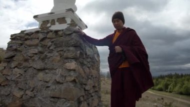 Budist keşiş Budist bir aptalın etrafında dolanıyor.