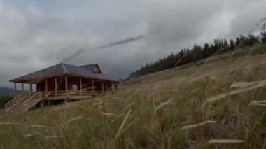 Bitmemiş Budist tapınağı Buryatia, Sibirya 'da rüzgarlı bir günde