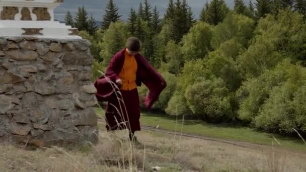 Boeddhistische Monnik Loopt Rond Boeddhistische Stoepa — Stockvideo