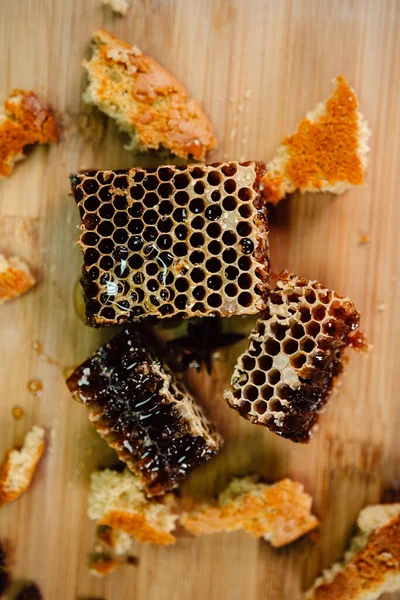 Honingraten Een Houten Plank — Stockfoto