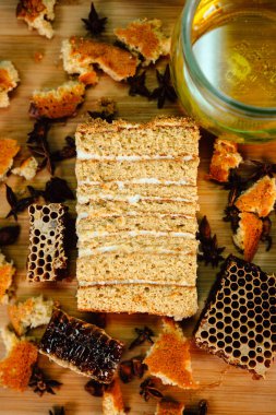 Fırındaki tahta bir tahtanın üzerinde havuçlu kek.