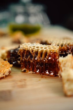 Fırında ahşap bir tahtanın üzerinde bal petekleri