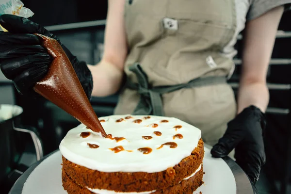 Крупним Планом Знімок Жінки Робить Торт Пекарні Ліцензійні Стокові Фото
