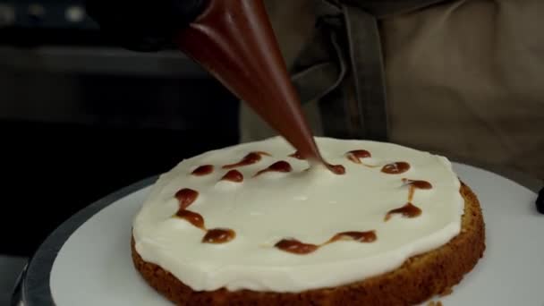 Frau Backt Kuchen Bäckerei Indem Sie Sahne Auf Einen Kuchen — Stockvideo