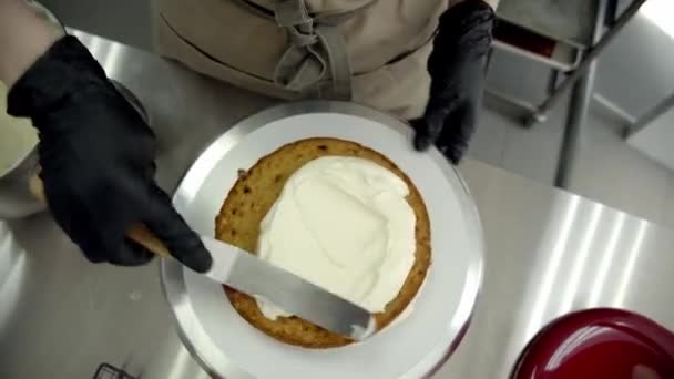 在面包店里做蛋糕的女人在蛋糕上涂上奶油 — 图库视频影像