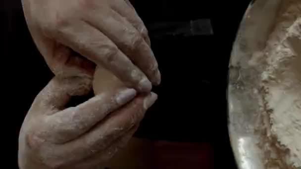 漂亮的鸡蛋落在面粉里 — 图库视频影像