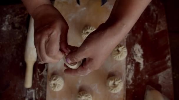 Fêmea Trabalhando Com Massa Picado Fazendo Comida Buryat Nacional — Vídeo de Stock